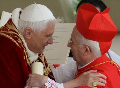 Benedicto XVI abraza a Antonio Cañizares, tras imponerle la birreta cardenalicia, en marzo de 200