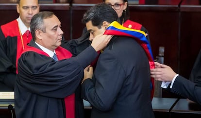 El presidente del Supremo de Venezuela impone a Maduro una banda con los colores de la bandera del país suramericano, este jueves durante su toma de posesión.