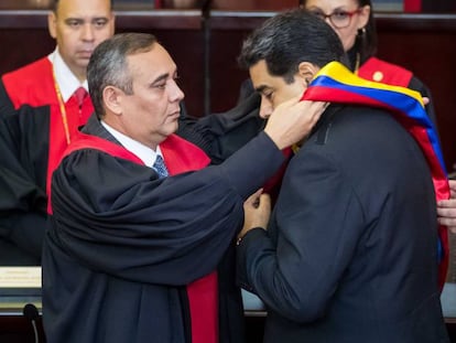 El presidente del Supremo de Venezuela impone a Maduro una banda con los colores de la bandera del país suramericano, este jueves durante su toma de posesión.