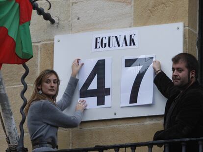 La hermana del capitán del Alakrana, Argi Galbarriatu, y el alcalde de Bermeo, Xabier Legarreta, retiran el letrero que marcaba los 47 días de secuestro.