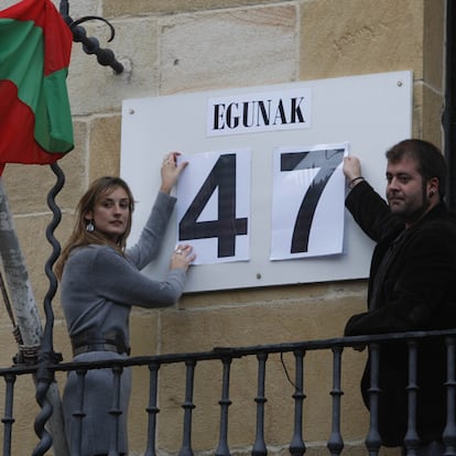 La hermana del capitán del Alakrana, Argi Galbarriatu, y el alcalde de Bermeo, Xabier Legarreta, retiran el letrero que marcaba los 47 días de secuestro.