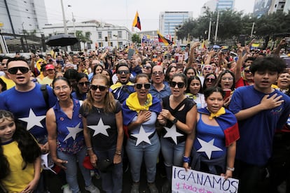 Miembros de la comunidad venezolana en Per protestan antes de la toma de posesin del presidente Nicols Maduro para un tercer mandato, frente a la embajada de Venezuela en Lima, Per.