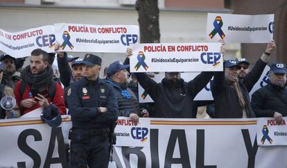 Miembros de los sindicatos policiales y asociaciones de la Guardia Civil, durante la concentración frente a la Dirección General de la Policía por la equiparación salarial.