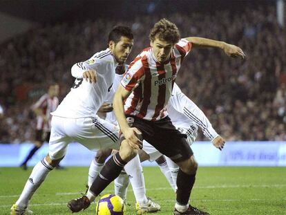 Llorente trata de eludir el acoso de Garay.