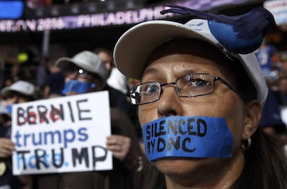 Seguidores de Sanders protestan en las gradas de la convención.