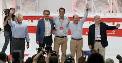 El nuevo secretario general del PSOE, Pedro Sánchez, con sus cuatro predecesores en democracia: Felipe González, José Luis Rodríguez Zapatero, Alfredo Pérez Rubalcaba y Joaquín Almunia durante la clausura del congreso.