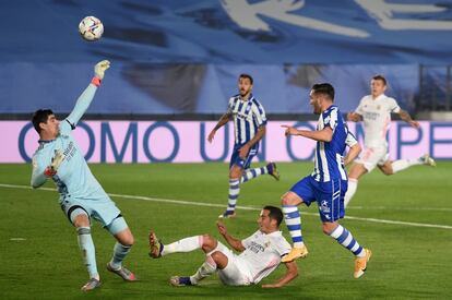 Thibaut Courtois del Real Madrid salva un disparo de Lucas del Deportivo Alaves.