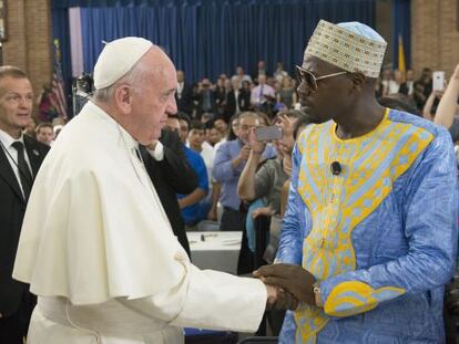 El Papa saluda a un asistente al acto en Harlem.