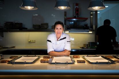 La chef Maca de Castro en la cocina de su restaurante en Alcúdia, Mallorca. 