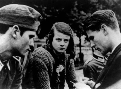 On the left, Hans and Sophie Scholl with Christoph Probst, three members of the White Rose, in 1942.