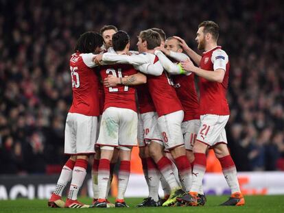 Jogadores do Arsenal comemoram vitória.