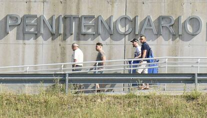 Tres membres de la Manada surten de la presó de Pamplona.