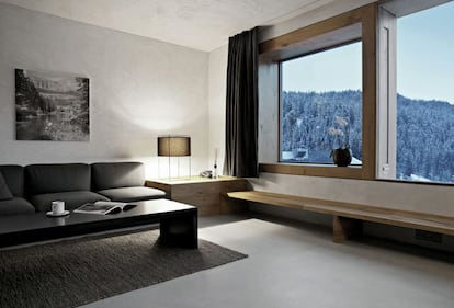 Salón de uno de los apartamentos de Rockresort, en la localidad suiza de Laax.