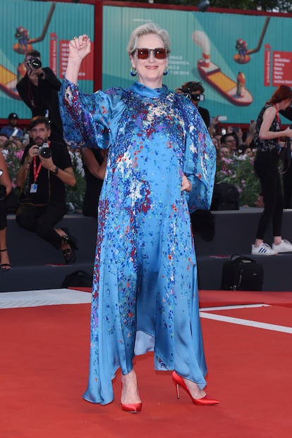 Con gafas de sol y una actitud muy natural, Meryl Streep llegó a la premiere de 'Tha Laundromat' con vestida de Givenchy.