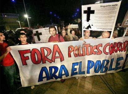 Concentración de vecinos ante las puertas del Ayuntamiento de Santa Coloma, anoche.