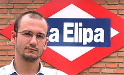 David Serrano, en la plaza de La Elipa, donde ensaya su primera película como director, <b></b><i>Días de fútbol.</i>