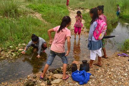 Un grupo de niñas juega en el río en una aldea al sur de Katmandú. Las niñas son uno de los colectivos más desfavorecidos en Nepal. Según UNICEF, el 38% de las menores sufre explotación.