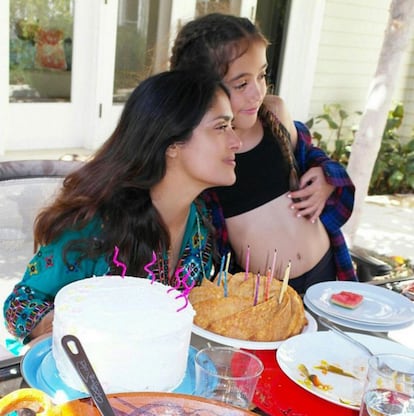 A la familia dela actriz Salma Hayek no le bastó una tarta para felicitar a la intérprete. La actriz fue sorprendida con dos pasteles para celebrar su 50 cumpleaños. En la imagen la mexicana posa junto a su hija de 8 años, Valentina. La tarta estuvo decorada como si fuera una flor con merengue.