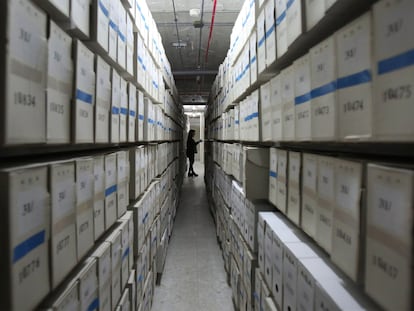 Cajas de documentos en el Archivo General de la Administración, en Alcalá de Henares (Madrid).