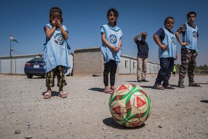 Varios niños durante una de las sesiones de entrenamiento. Scott Lee fue el creador de esta ONG, que actualmente opera en países como Irak, Camboya, Laos, Sri Lanka, Colombia o Ucrania, todos ellos países que han sufrido y siguen sufriendo muertes y mutilaciones a causa de las minas terrestres sin explotar.