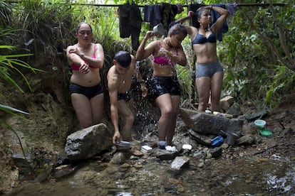 Los combatientes rebeldes del frente 36 de la fuerzas armadas revolucionarias de Colombia, o FARC, se bañan en un arroyo cerca de su campamento escondido en el estado de Antioquia, en los Andes del noroeste de Colombia.