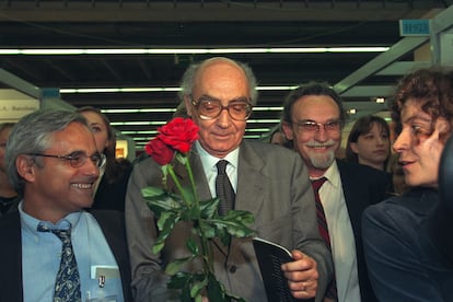 José Saramago recibe un clavel en la feria del libro de Fráncfort de 1998.