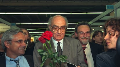 José Saramago en la feria del libro de Fráncfort de 1998.