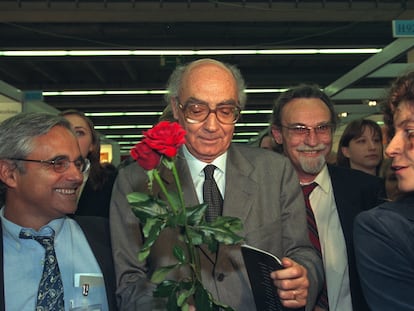 José Saramago recibe un clavel en la feria del libro de Fráncfort de 1998.