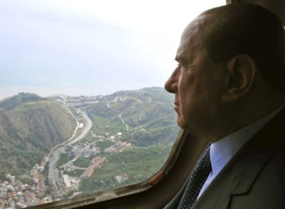 Silvio Berlusconi contempla el domingo desde el aire la ciudad siciliana de Messina, azotada por un temporal que ha dejado 22 muertos.