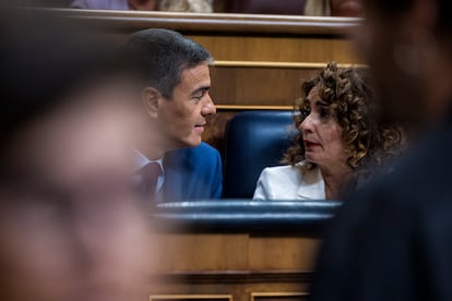 El presidente del Gobierno, Pedro Sánchez, conversa con la vicepresidenta primera y ministra de Hacienda, María Jesús Montero, este miércoles.