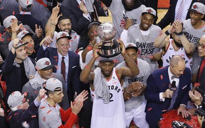 Kawhi Leonad, con el trofeo de campeones del Este.