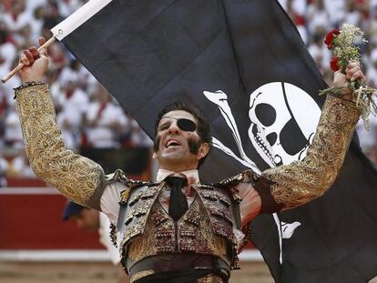 El torero Juan Jos&eacute; padilla da la vuelta al ruedo tras cortar una oreja a su segundo de la tarde, durante la s&eacute;ptima de abono de los sanfermines.