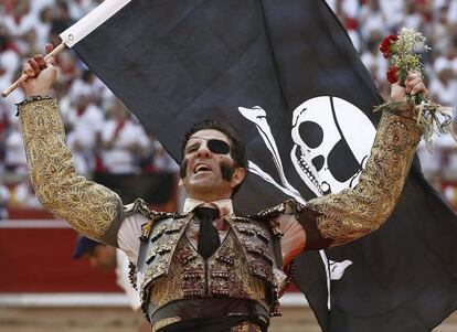 El torero Juan Jos&eacute; padilla da la vuelta al ruedo tras cortar una oreja a su segundo de la tarde, durante la s&eacute;ptima de abono de los sanfermines.