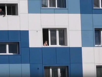 Un niño salva la vida tras gatear por la ventana de un sexto piso en Rusia