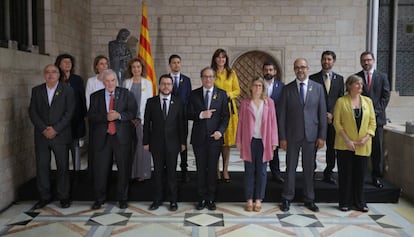 Foto de familia del nuevo Govern de la Generalitat tras el acto de toma de posesión de los consellers. En primera fila y de izq. a drch: Josep Bargalló, conseller de Enseñanza; Ernest Maragall, conseller de Acción Exterior, Relaciones Institucionales y Transparencia; Pere Aragonès, conseller de Economía y Hacienda y vicepresidente; Quim Torra, presidente de la Generalitat; Elsa Artadi, consellera de Presidencia y portavoz, Miquel Buch, conseller de Interior; y Alba Vergés, consellera de Salud. En la segunda fila y de izq. a drch.: Teresa Jordá, consellera de Agricultura, Ganadería, Pesca y Alimentación; Maria Àngels Chacón, consellera de Empresa y Conocimiento; Ester Capella, consellera de Justicia; Damià Calvet, conseller de Territorio y Sostenibilidad; Laura Borràs, consellera de Cultura; Chakir El Homrani, conseller de Trabajo, Asuntos Sociales y Familias; Jordi Puigneró, conseller de Políticas Digitales y Administración Pública; y Victor Cullell, secretari del Govern.