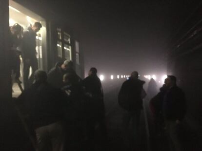 Varios pasajeros evacúan un vagón de metro entre las estaciones de metro Arts-Lois y Malbeek en Bruselas (Bélgica) tras una explosión en la estación de Malbeek, 22 de marzo de 2016.