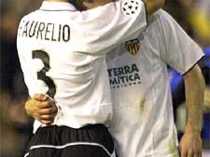 Fabio Aurelio (izqda.) intenta consolar a su compañero del Valencia Baraja tras la eliminación de la Liga de Campeones.