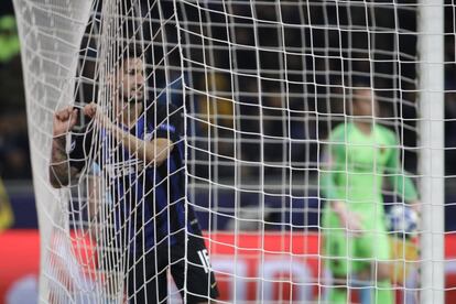 El medio centro del Ínter, Matteo Politano, se agarra a las redes tras una ocasión de gol fallida