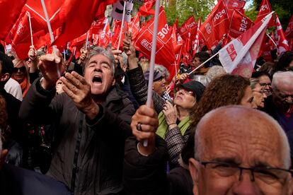 Simpatizantes del partidos socialista se congregan en los aledaños de la calle de Ferraz de Madrid, este sábado.