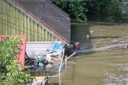Un vecino de Jersón nada junto a una casa en un área inundada de la ciudad ucrania, el miércoles.