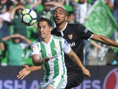 N'Zonzi persigue a Guardado.