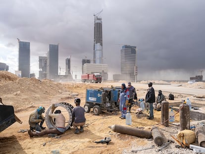 La Iconic Tower, de 394 metros de altura, en construcción, en el Distrito Central de Negocios de la Nueva Capital Administrativa (Egipto).