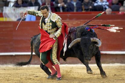 El Cid con su sexto toro de la tarde.