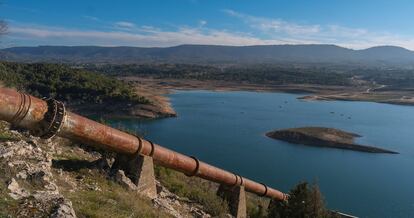 Inicio del acueducto de trasvase del Tajo en la central hidroeléctrica de Bolarque (Guadalajara).