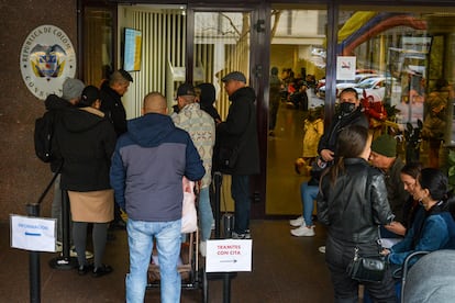 Colombianos, frente a la sede consular de Madrid, en el distrito Retiro, el 5 de enero de 2024.