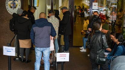 Colombianos, frente a la sede consular de Madrid, en el distrito Retiro, el 5 de enero de 2024.