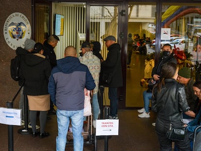 Colombianos, frente a la sede consular de Madrid, en el distrito Retiro, el 5 de enero de 2024.