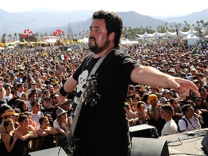 El músico y Micky Huidobro de Molotov actúa durante el día 1 del Festival de Música y Arte de Coachella Valley, celebrado en el Empire Polo Club el 17 de abril de 2009 en Indio, California.