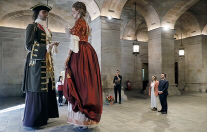  El president, Pere Aragonès, junto a su esposa, Janina Juli, con los Gegants de Sant Jordi, en la  la recepción que ha ofrecido en el Palau. /EFE