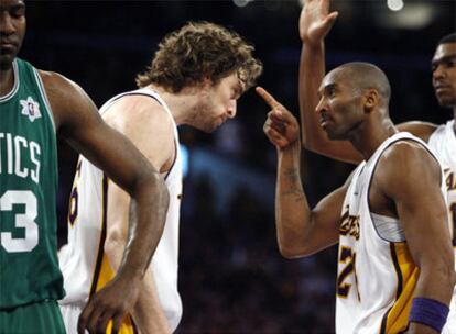 Bryant y Gasol celebran una canasta ante la grada del Staples Center de Los Ángeles